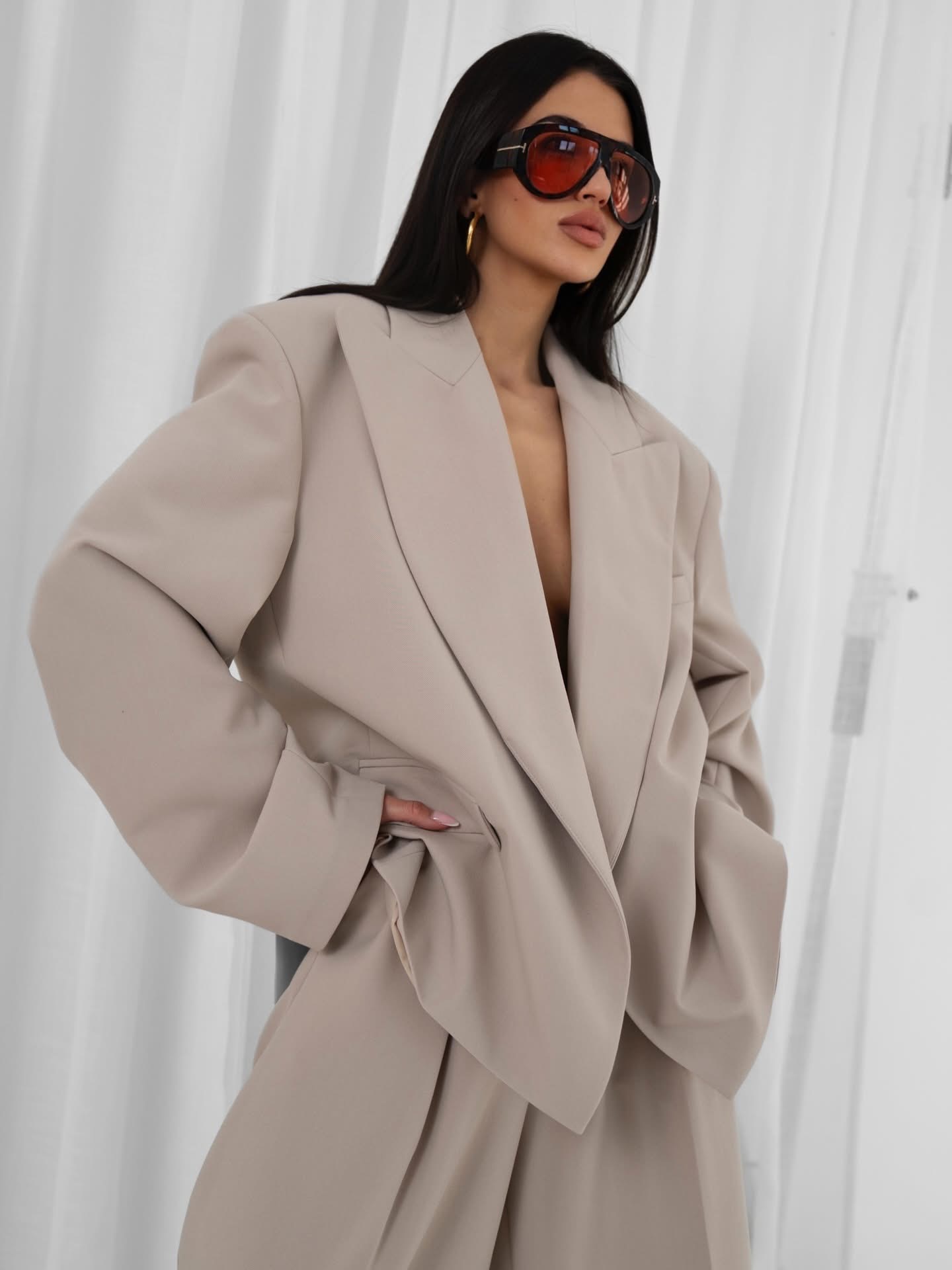 Damska marynarka Boston Belluci w modelu oversize to połączenie nowoczesnego stylu i ponadczasowej elegancji. Luźny, oversize’owy krój nadaje stylizacji modowego charakteru, jednocześnie zapewniając wygodę i swobodę noszenia. Model Boston wyróżnia się minimalistycznym designem oraz starannym wykończeniem, charakterystycznym dla marki Belluci. Marynarka doskonale układa się na sylwetce, tworząc efekt lekkości i nonszalancji, który świetnie wpisuje się w aktualne trendy. To idealna propozycja zarówno do stylizacji casualowych, jak i bardziej eleganckich. Możesz nosić ją z jeansami, spodniami materiałowymi lub spódnicą, tworząc stylowy outfit na co dzień, do pracy czy na spotkania. Produkt polskiego producenta Belluci to gwarancja wysokiej jakości, trwałości oraz dbałości o detale. To must-have dla kobiet, które cenią modę, wygodę i uniwersalne fasony. Postaw na marynarkę oversize Belluci Boston i stwórz stylizacje pełne klasy i nowoczesnego stylu!
