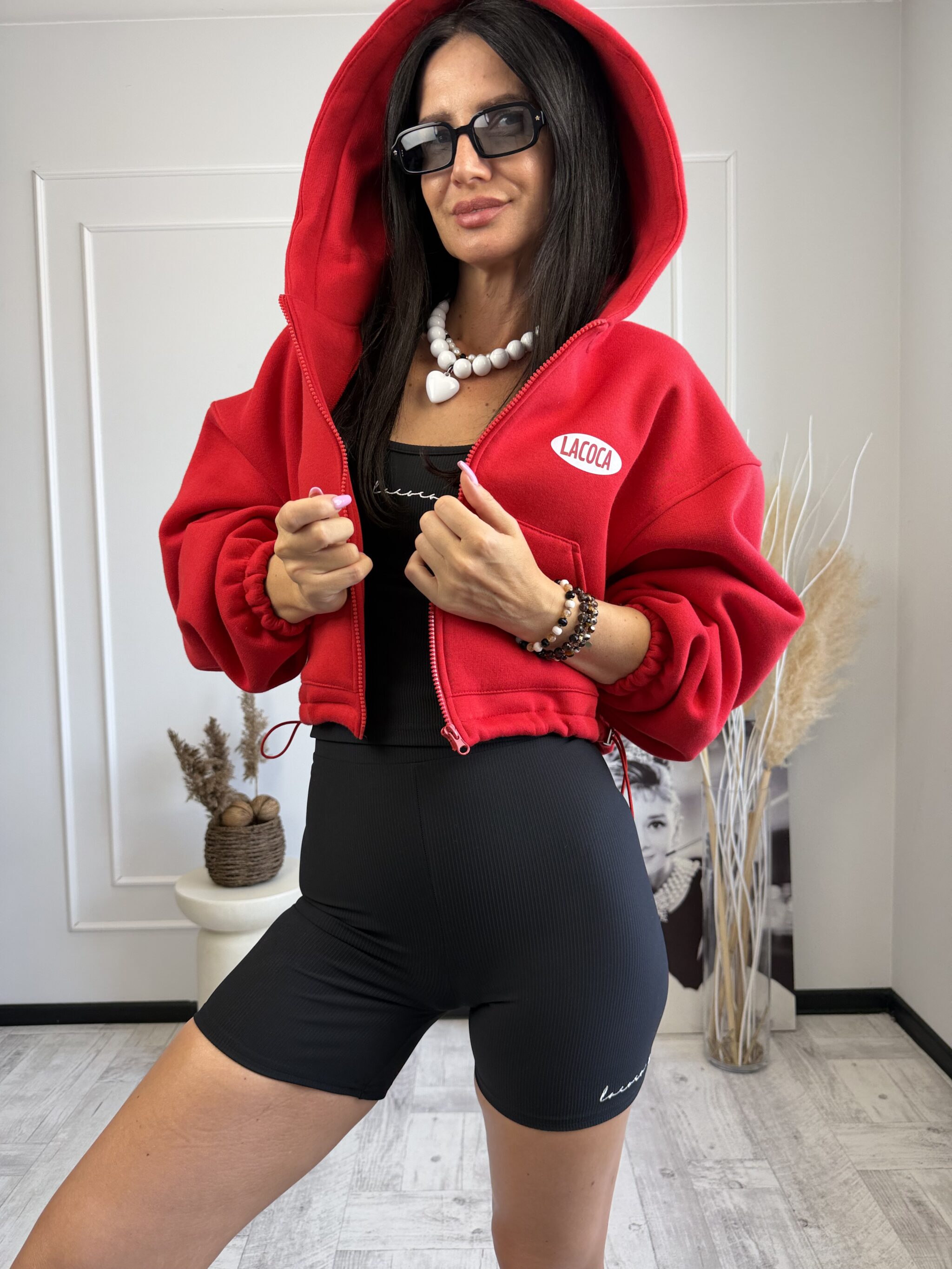 Bluza La Coca na ocieplaczu z dużym nadrukiem z przodu, fason oversize z regulacją dołu.